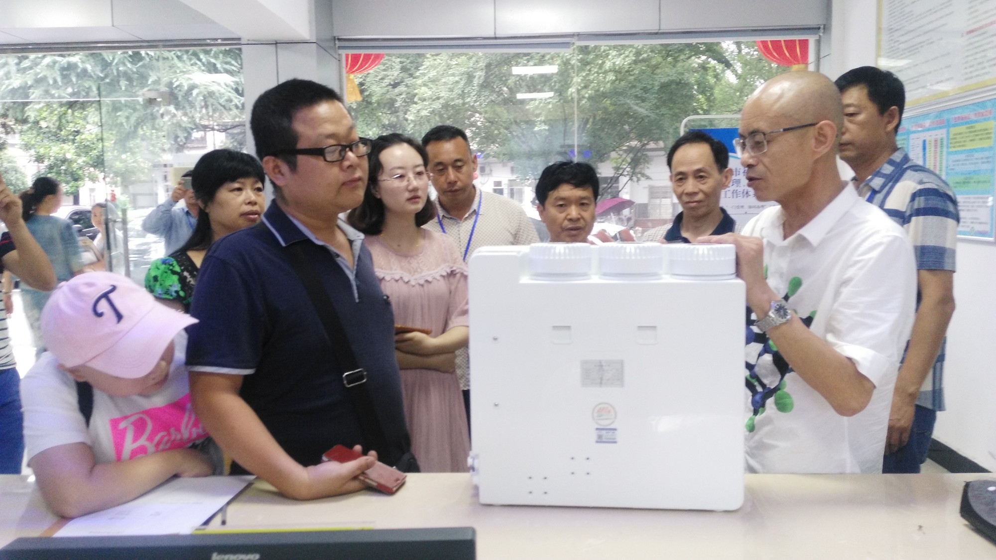 建宁街道：企业向街道7名残联专职委员捐赠净水机