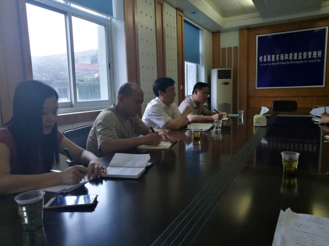 攸县食品药品工商质量监督管理局党组书记、局长游江龙到基层所调研指导工作