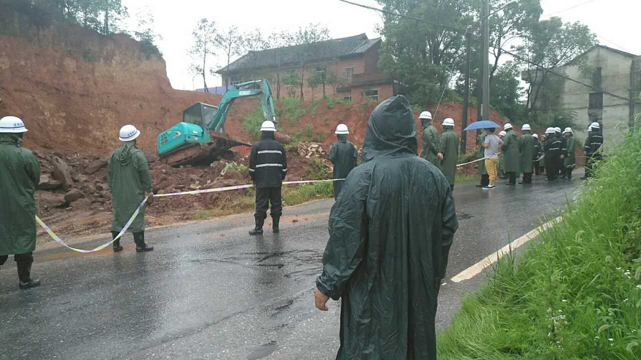 多部门联合行动，冒雨强拆多处违建
