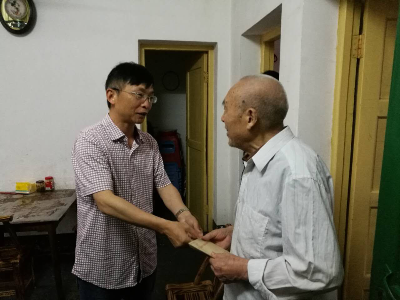 区人大常委会主任肖支前走访慰问人社局退休老党员