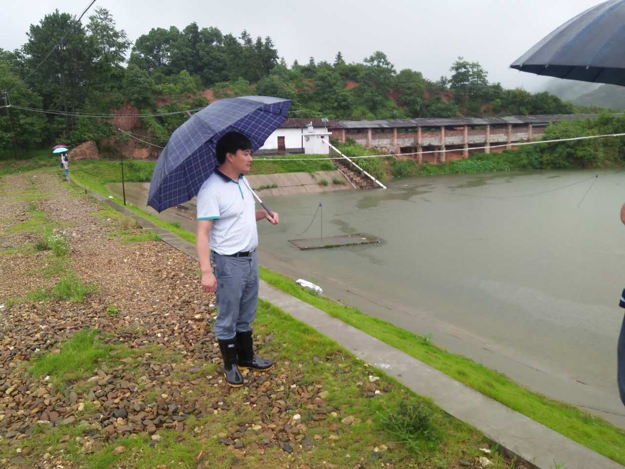 宁家坪镇村干部坚守在防汛一线