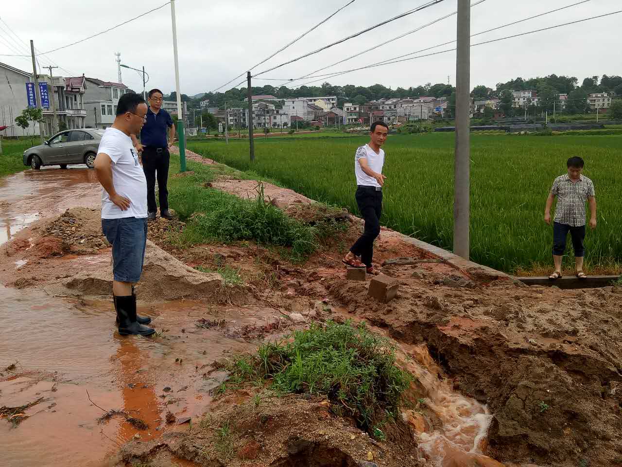 宁家坪镇村干部坚守在防汛一线