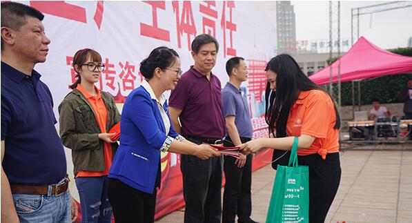 市国资委积极参加“安全生产月”宣传咨询日活动