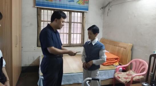 区委常委、区委办主任林坚到庆云街道慰问困难党员