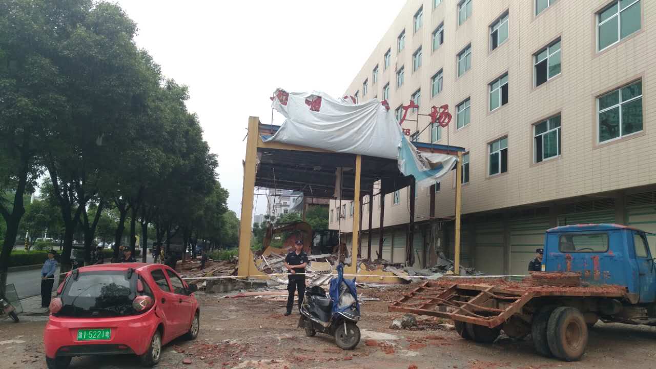 自拆违建售楼部，助推我县文明创建工作