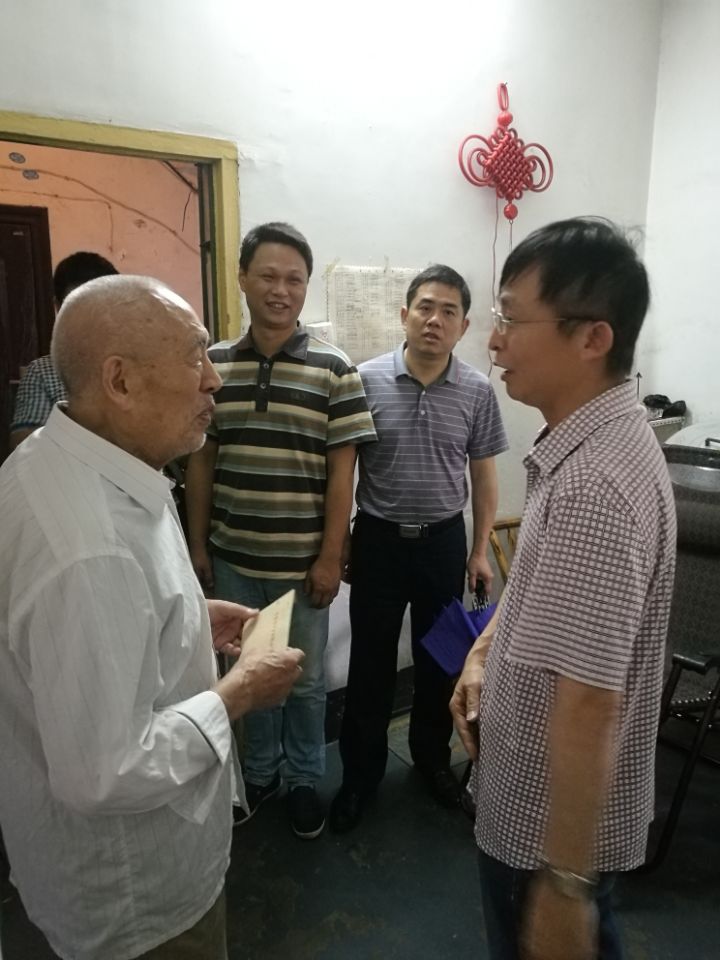 区人大常委会主任肖支前走访慰问人社局退休老党员