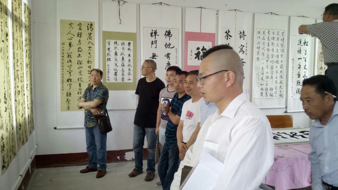 泼墨挥毫写锦绣，欢歌喜气溢鸾山
