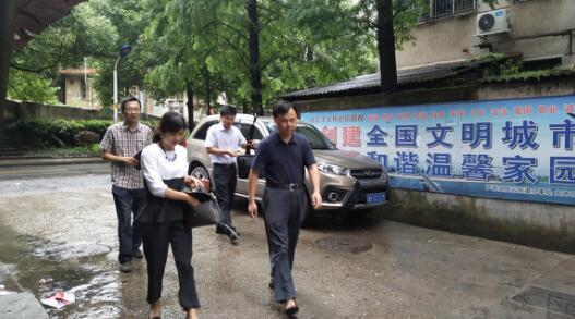 区委常委、区委办主任林坚到庆云街道慰问困难党员