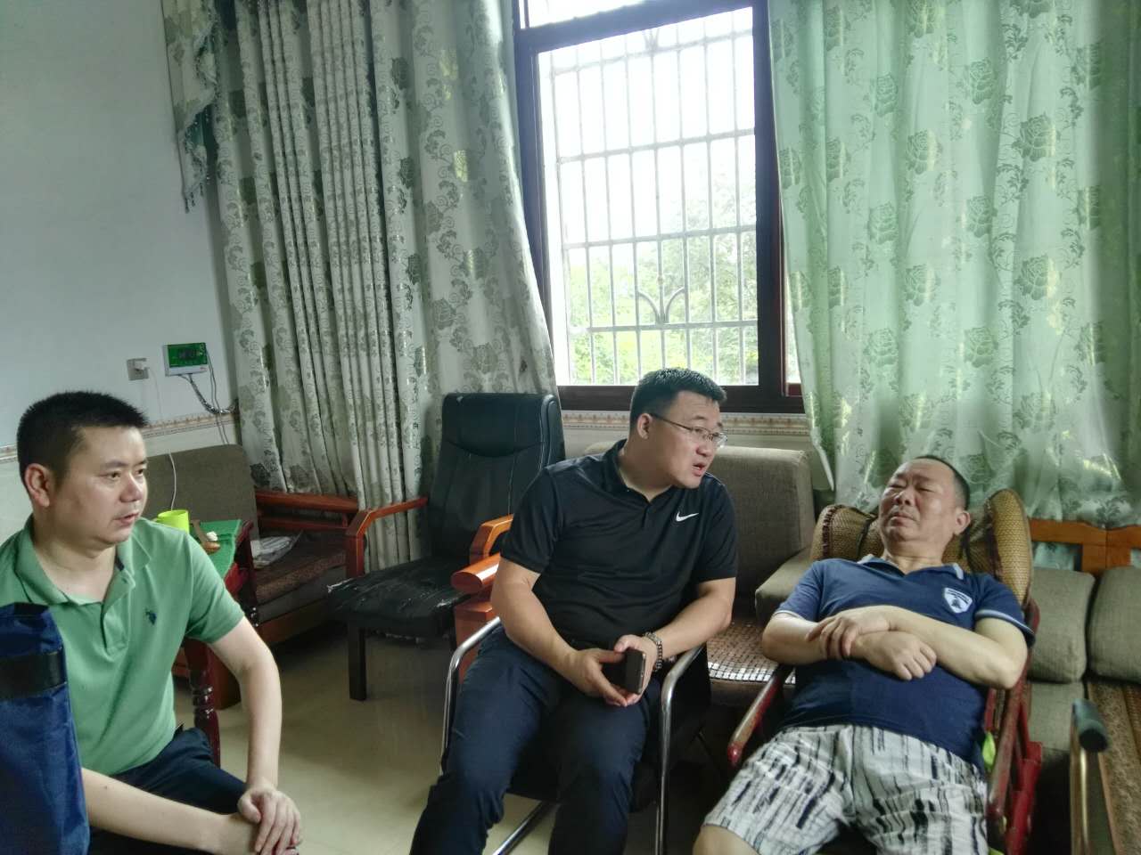 李易常到网岭镇视察村级综合服务中心建设并走访困难党员