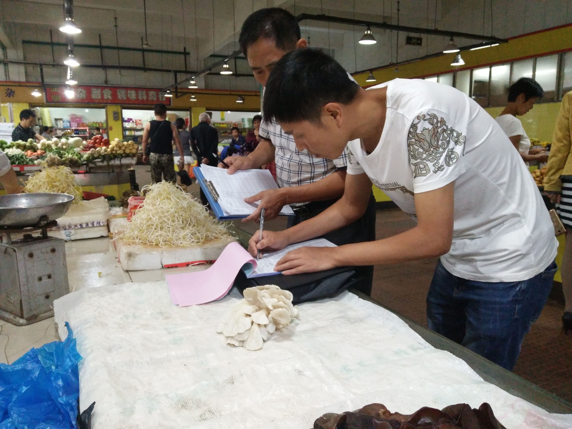 皇图岭市场联合食药工质检局开展商品质量抽检
