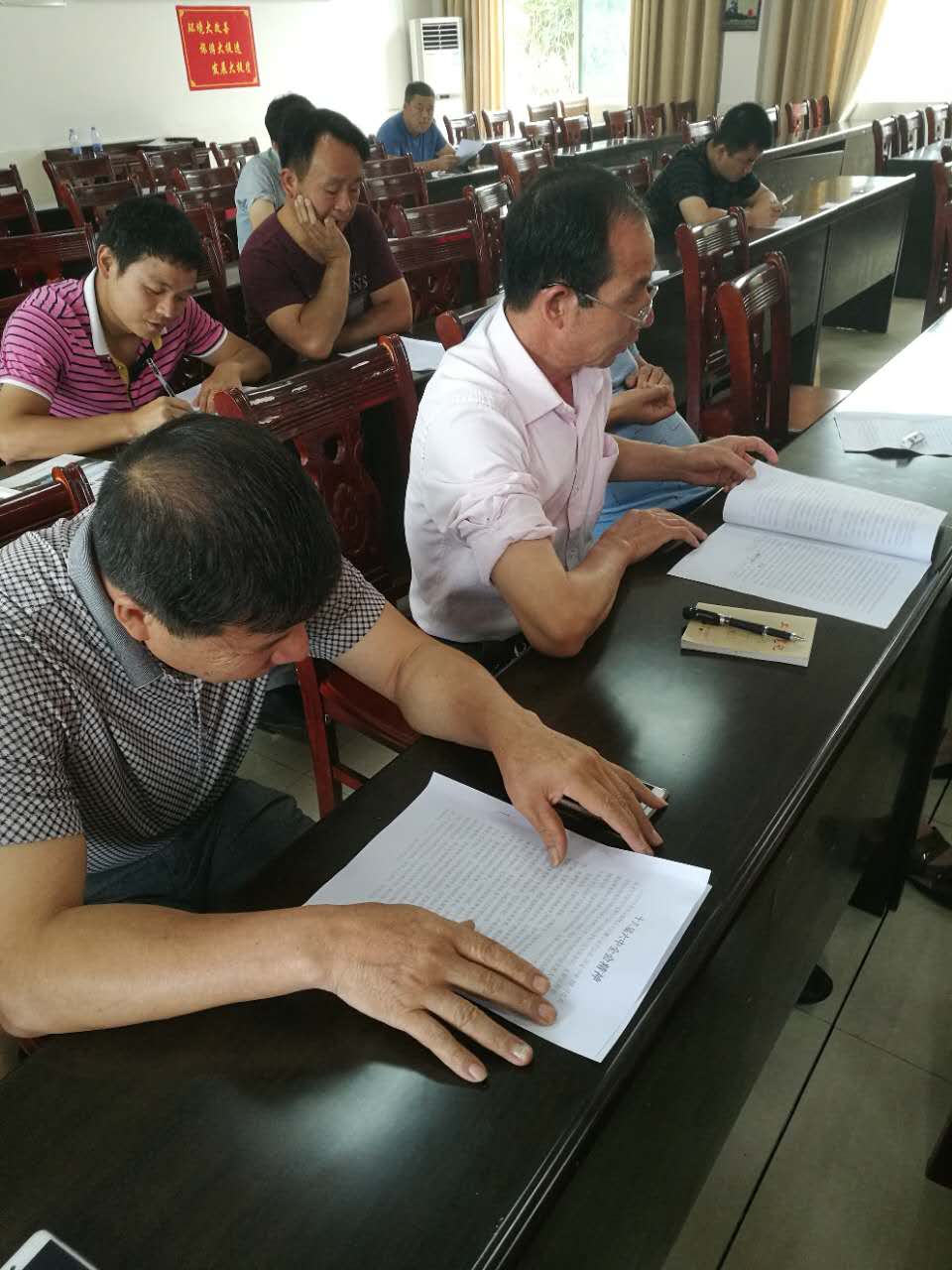 酒埠江镇机关党支部召开“两学一做”常态化制度化专题学习讨论会