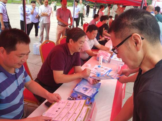市国资委积极参加“安全生产月”宣传咨询日活动