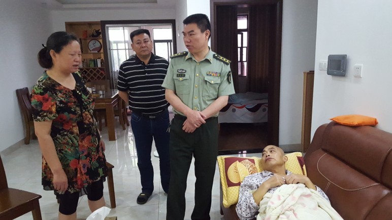 区委常委、人武部长杨人杰走访慰问建宁街道困难老党员