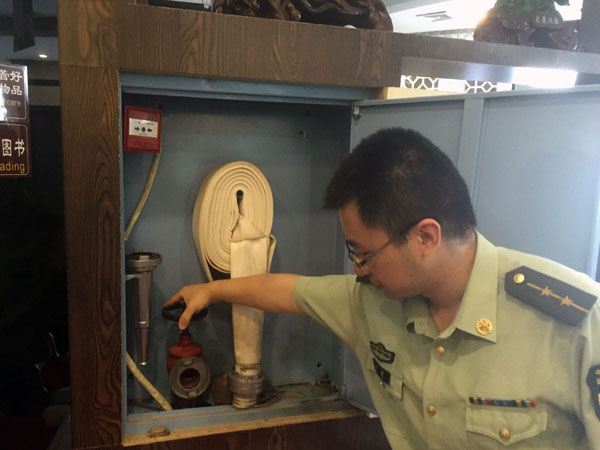 攸县消防大队深入辖区网吧开展夏季消防安全检查