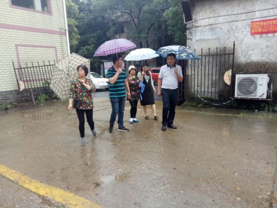 龙泉街道党工委书记刘峰到古大桥社区唐人神家属区了解小区情况