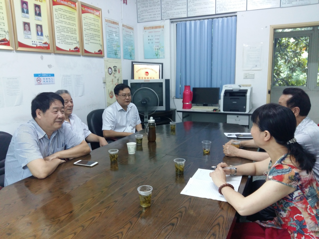 董办:市党代表进社区察民情听民意解民忧