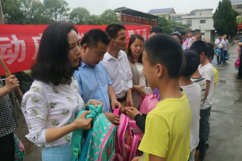 菜花坪镇机关党支部开展主题党日 “庆祝六一、关爱儿童”活动