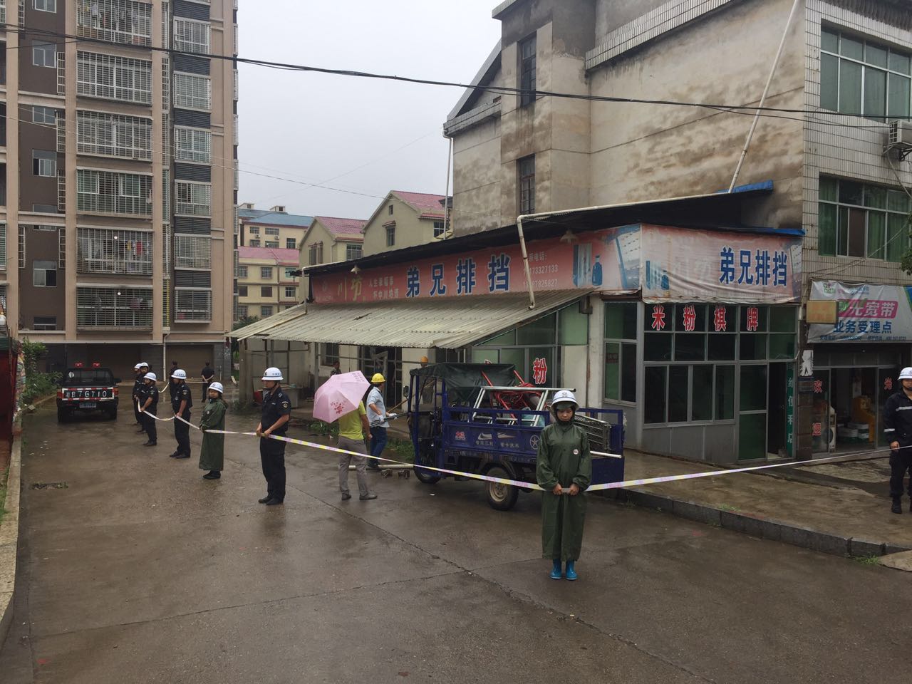 拆除占道违建厂棚,美化市容市貌
