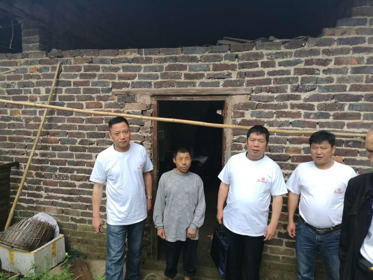 县老干部局与罗家桥村联合开展 主题党日活动