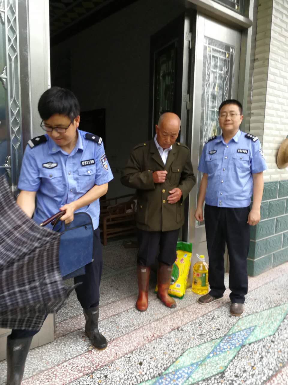 交警大队：顶风冒雨送温暖 真情帮扶暖人心