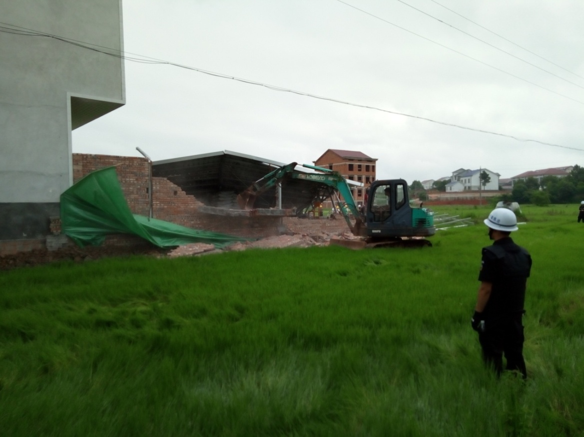 强拆违建厂棚，维护法律权威