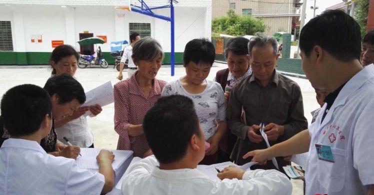 攸县：村民签约家庭医生　打个电话就上门服务