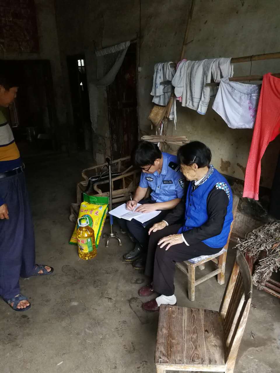 交警大队：顶风冒雨送温暖 真情帮扶暖人心