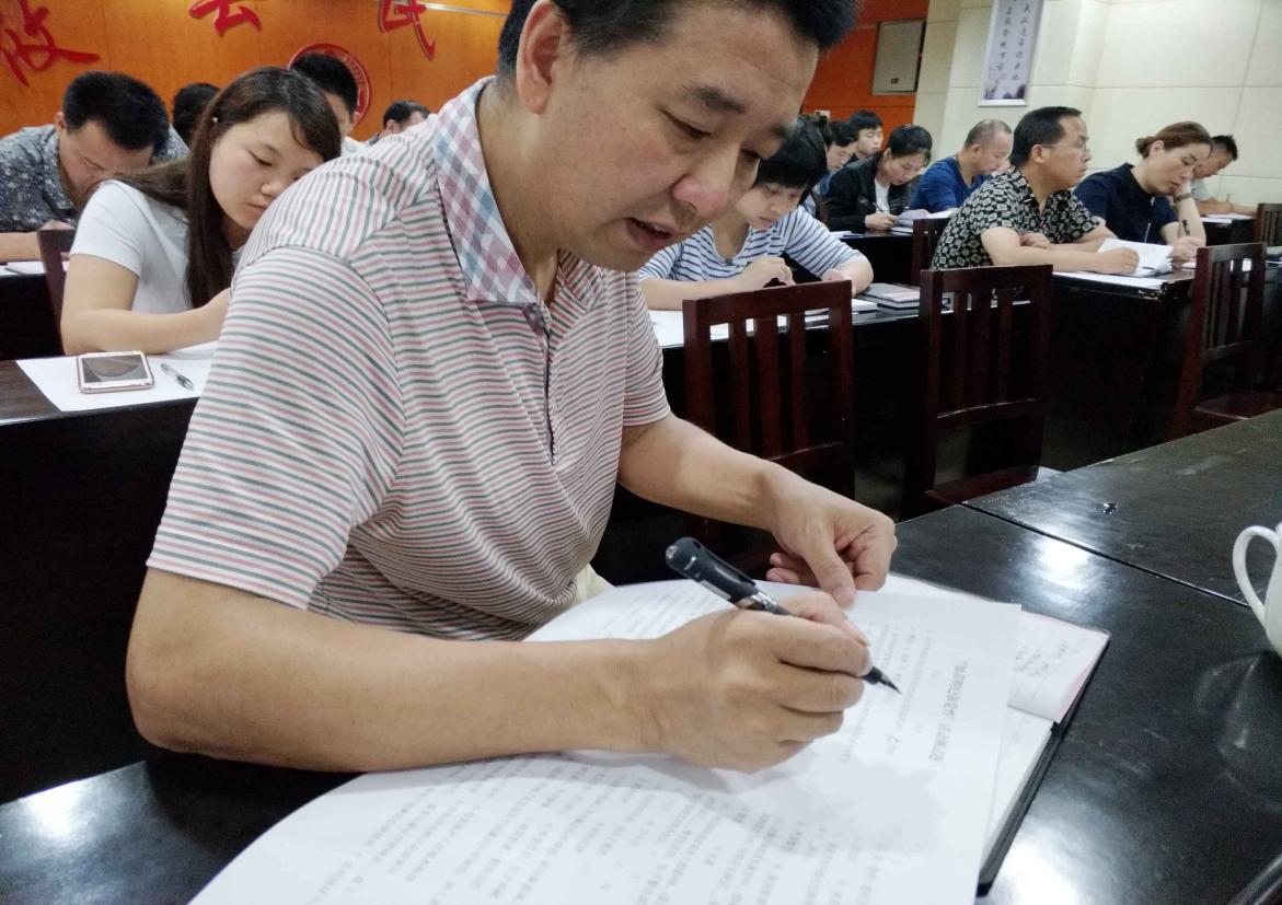 县民政局召开“两学一做”学习讨论会议