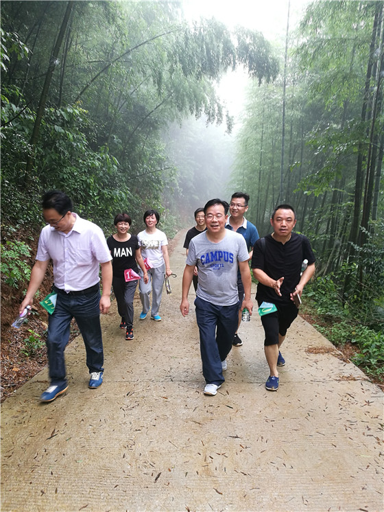 攸县农机局积极参加全县干部职工登山大赛