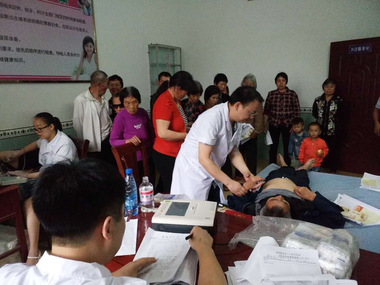 丫江桥镇开展给贫困户免费体检活动