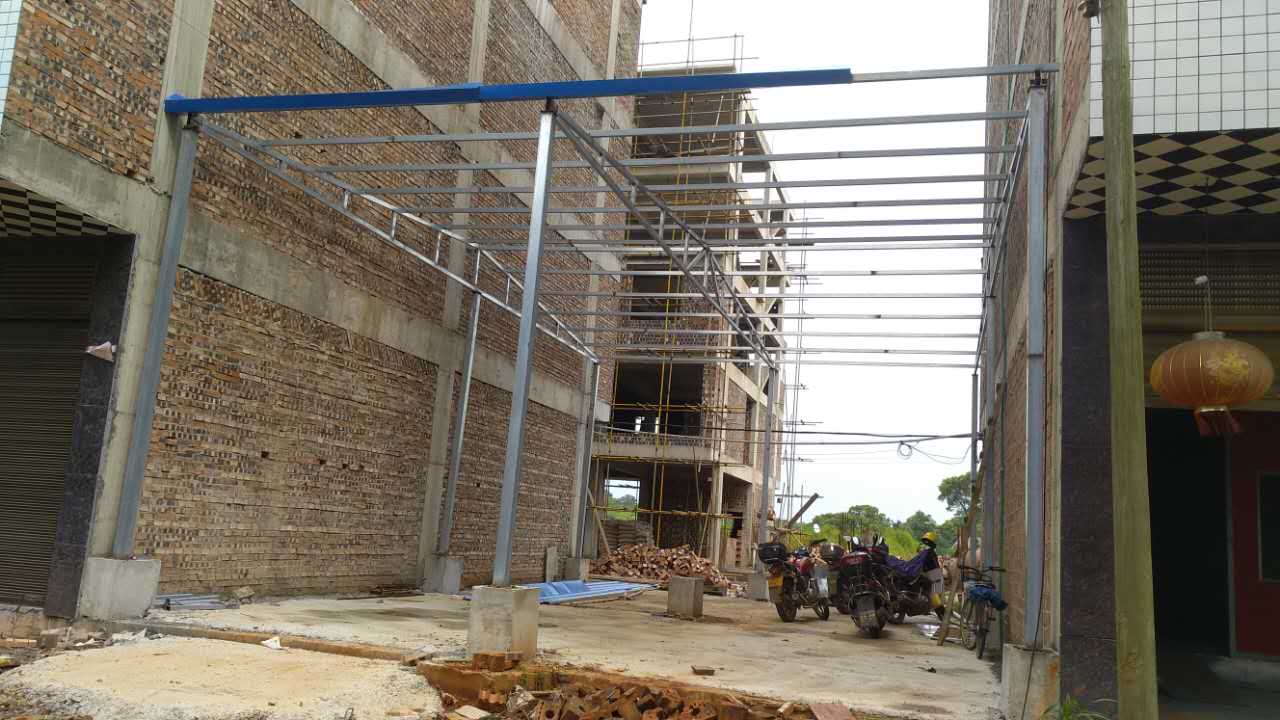 自拆违建厂棚，控违工作见成效