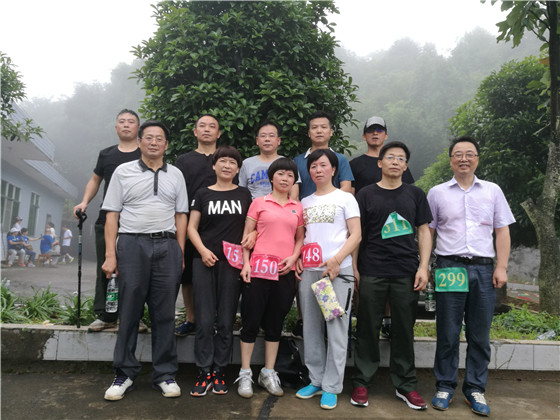 攸县农机局积极参加全县干部职工登山大赛