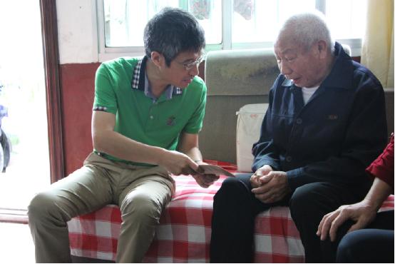 区委常委、组织部长李斌到白关镇讲党课、走访慰问困难老党员