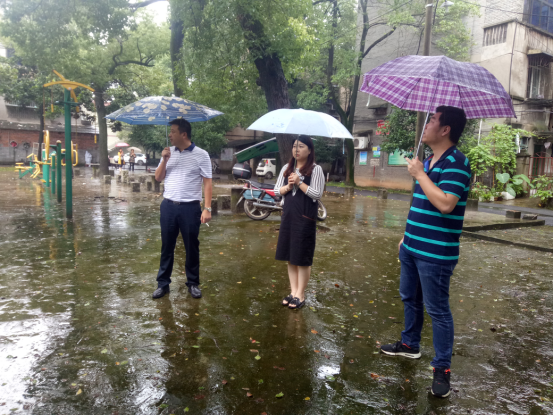 龙泉街道党工委书记刘峰到古大桥社区唐人神家属区了解小区情况