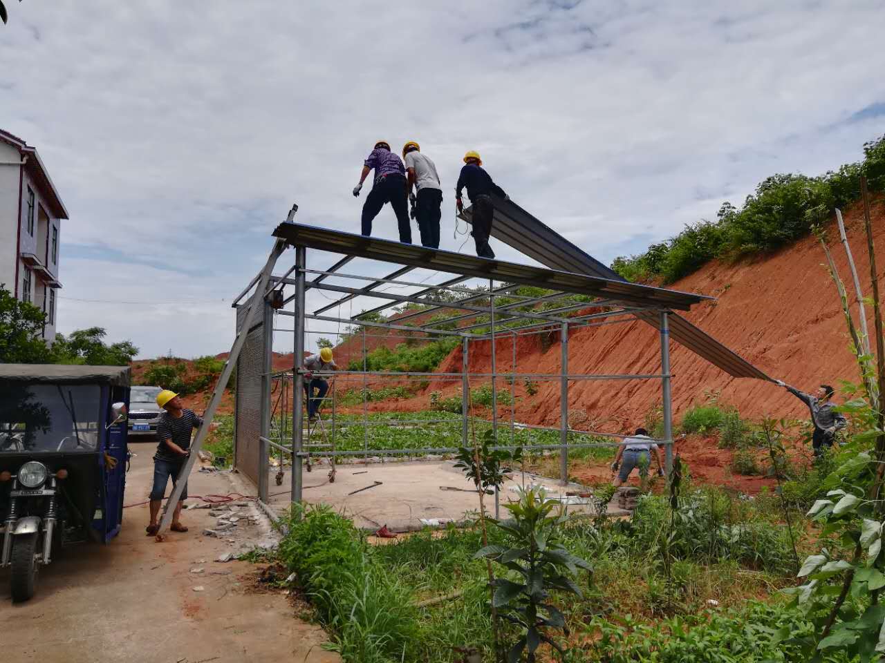 强拆违建厂棚，净化城区环境