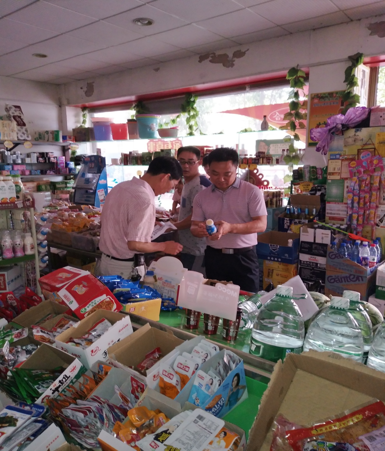 攸县食品药品工商质量监督管理局开展流通环节食品安全监督检查活动