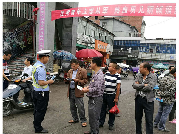 交警大队：组织民警到网岭市场开展“安全生产日”主题宣传活动