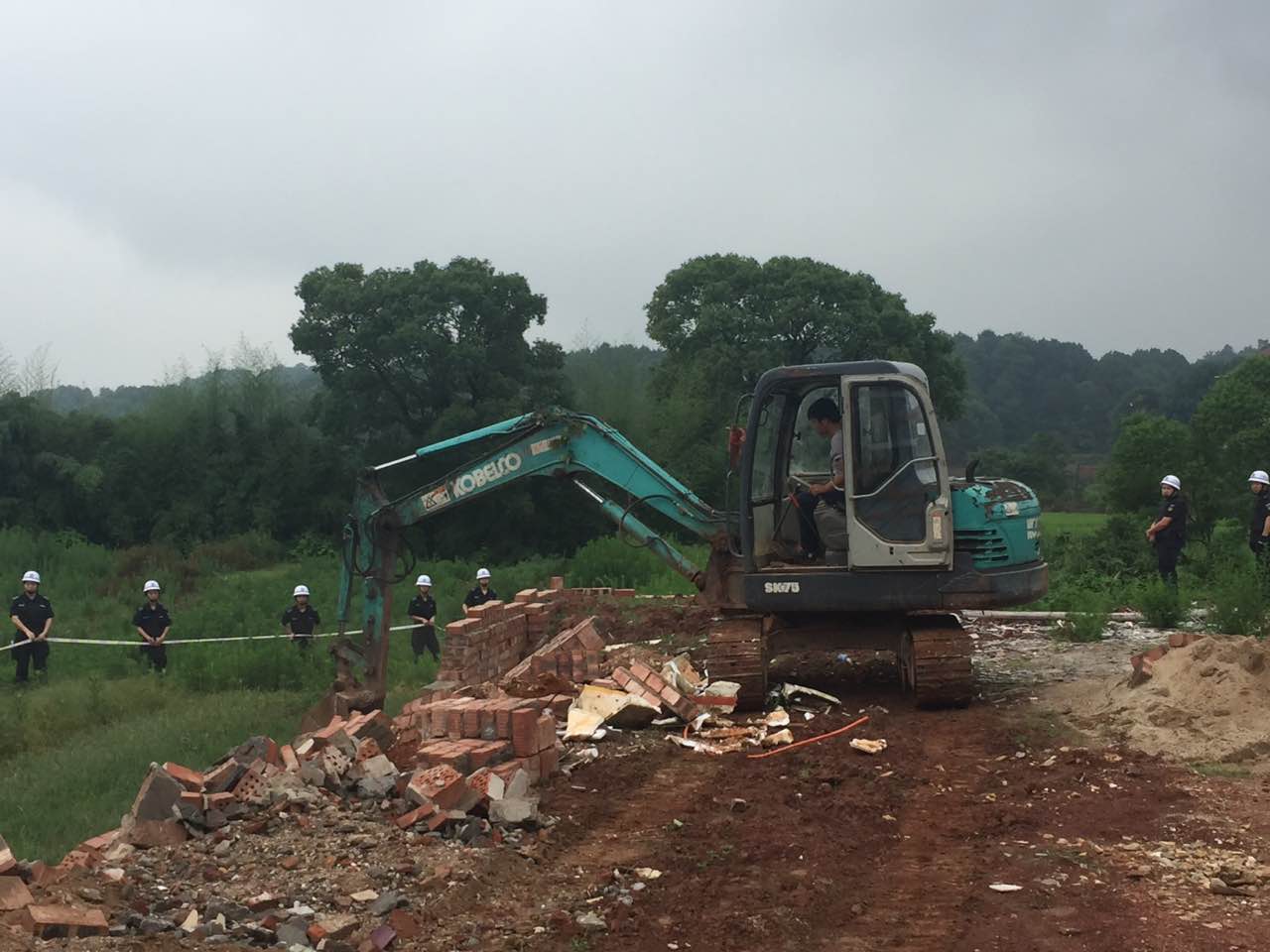 文明执法，和谐拆违，多处违法建设被拆除
