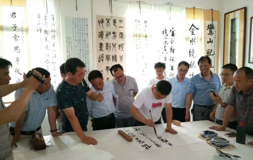 泼墨挥毫写锦绣，欢歌喜气溢鸾山