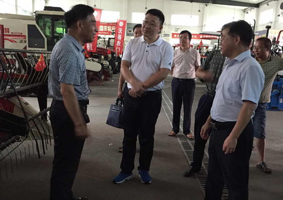 县委组织部部长李易常一行到攸县农机局调研指导工作