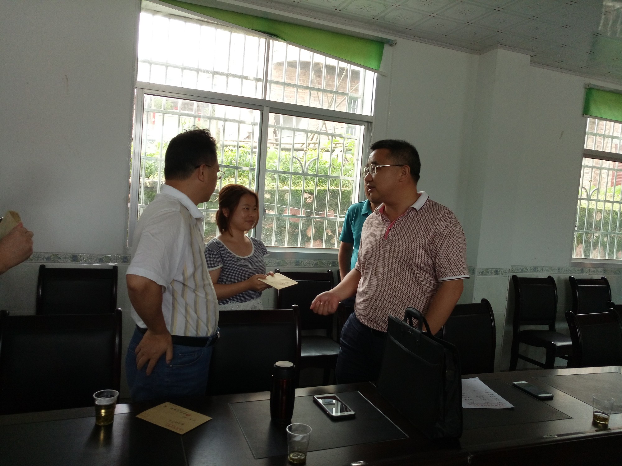 走访慰问贫困生，结对帮扶暖人心