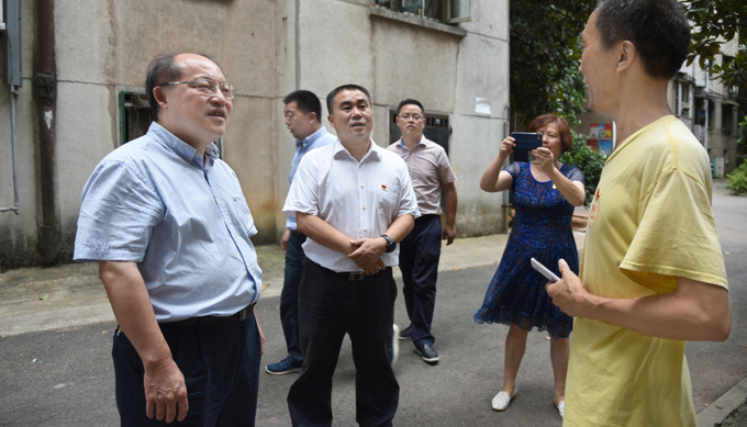 市党代表何剑波来三冲社区党代表工作室听民声 办实事 解难题