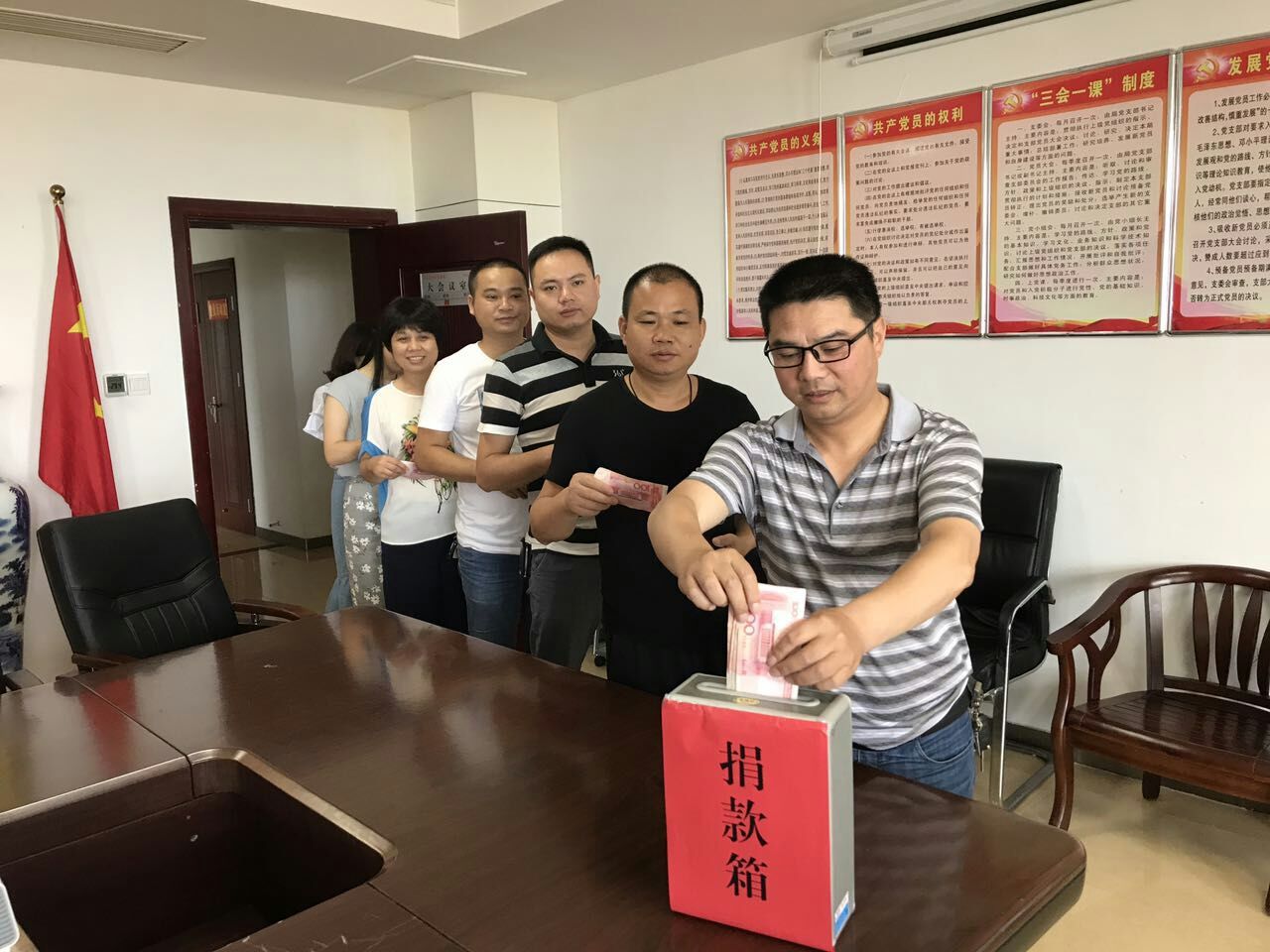 发改局召开庆“七•一”机关支部党员大会