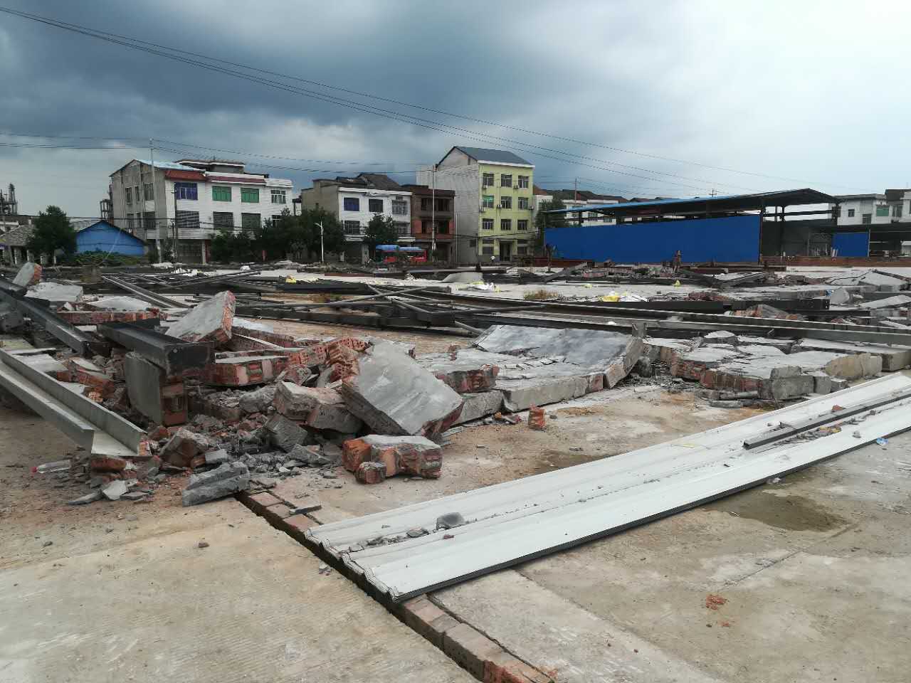 江桥街道开展活城区“百日攻坚” 控违拆违活动