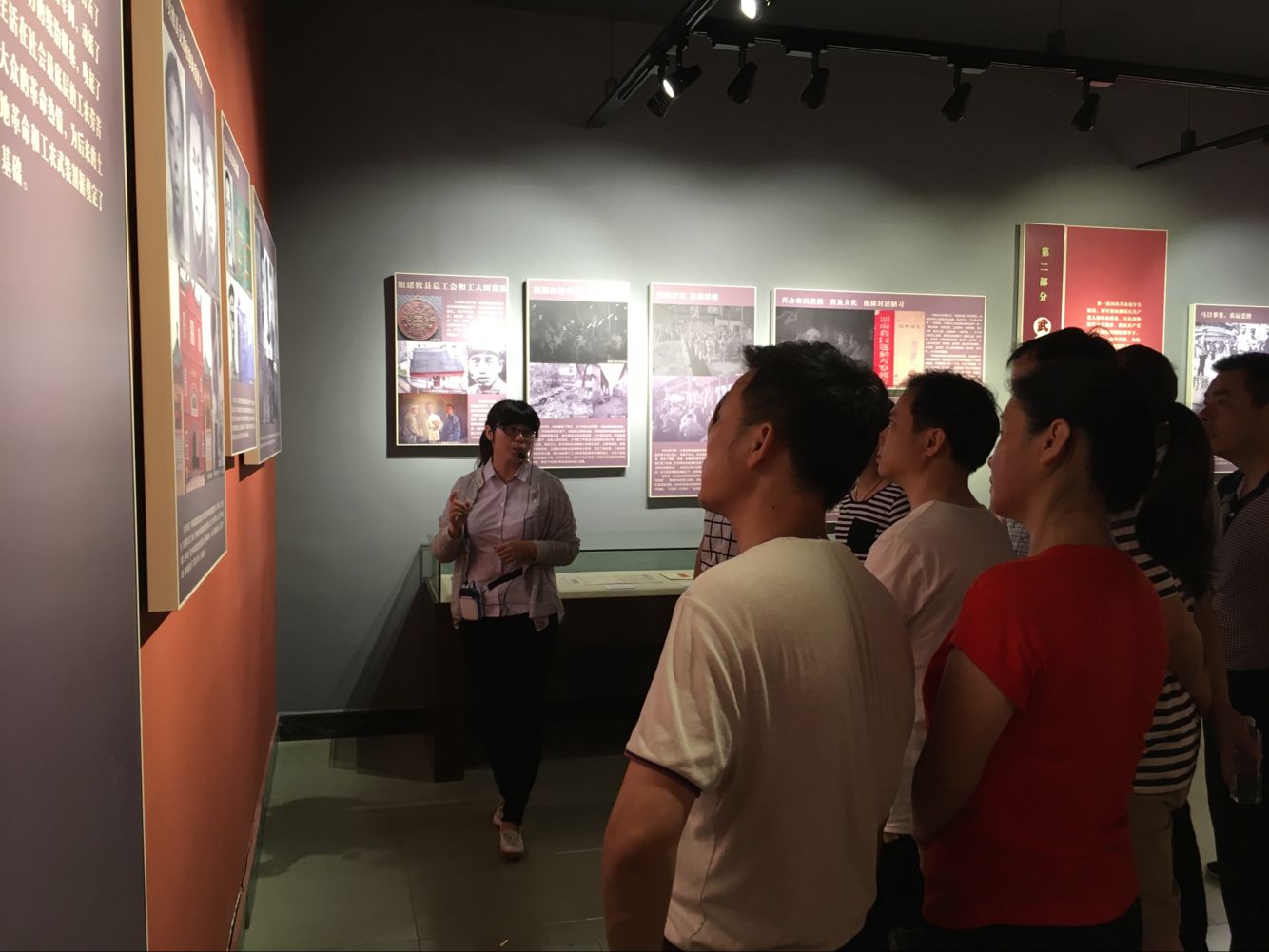 中共攸县住房和城乡规划建设局机关支部参观红色教育基地，缅怀先烈