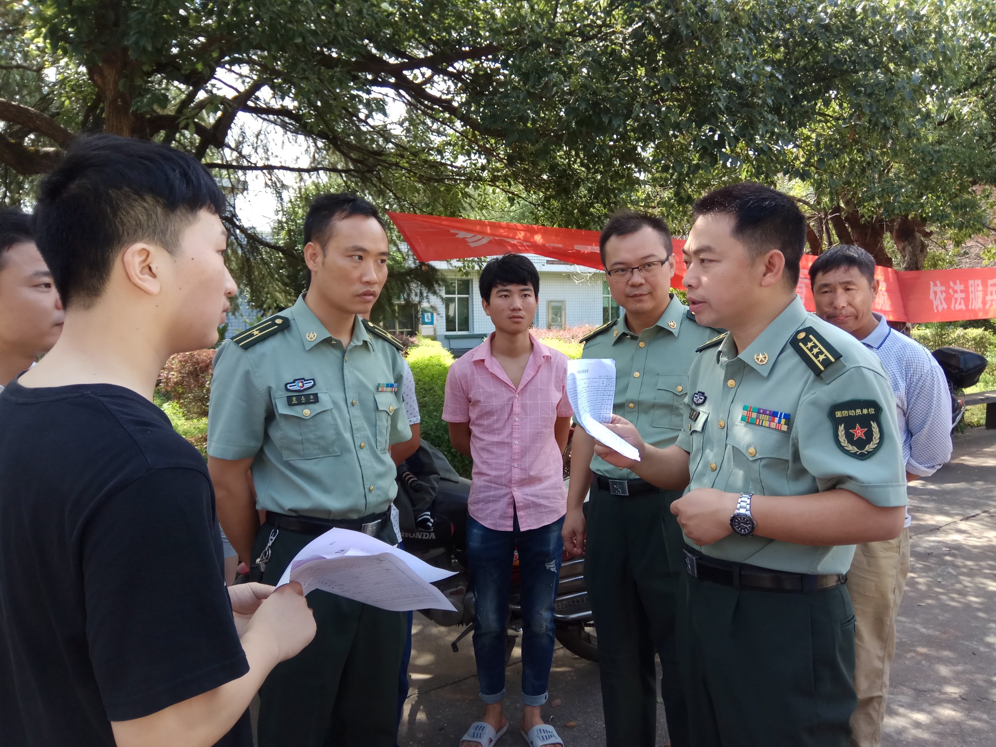 谭桥街道武装部组织2017年应征青年体检初检工作