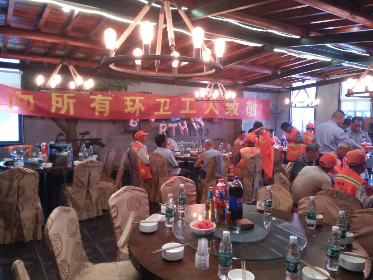 网岭爱心企业 情系环卫工人