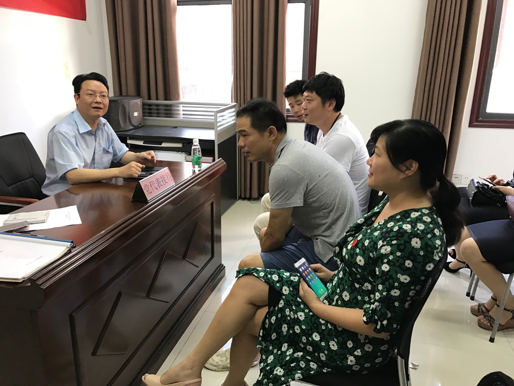 市党代表朱忠彪到车站路社区开展党代表接待日活动