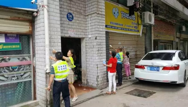 迎接国家卫生城市复检 龙泉街道党员志愿者撸起袖子这样干！