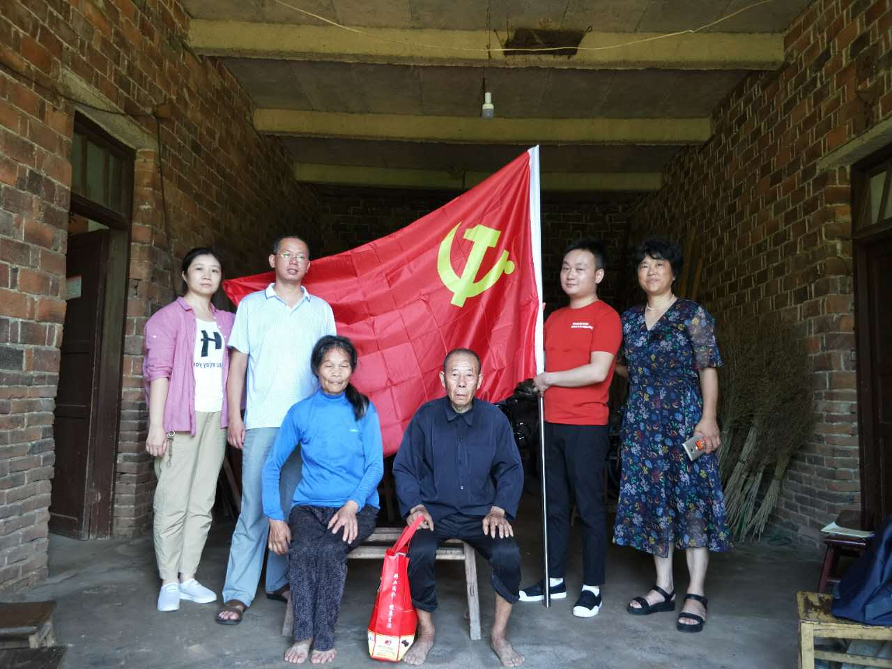 县市场服务中心开展“主题党日 精准扶贫”活动